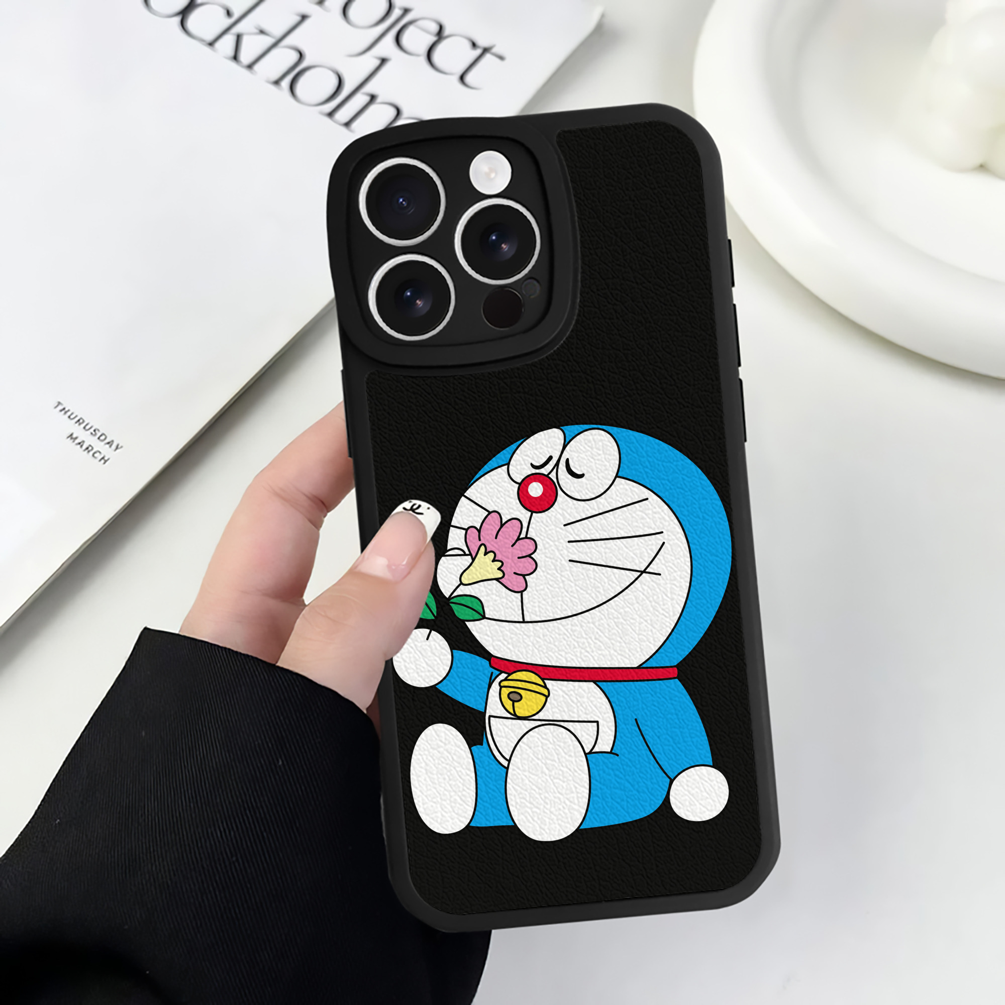 （画像用） ドラえもん Doraemon 【iPhone 16シリーズ対応】シリコンスマホケース（レザー調） 材質：シリコン